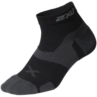 2XU Vectr 1/4 Crew Socks Löparstrumpor Black/Titanium, S